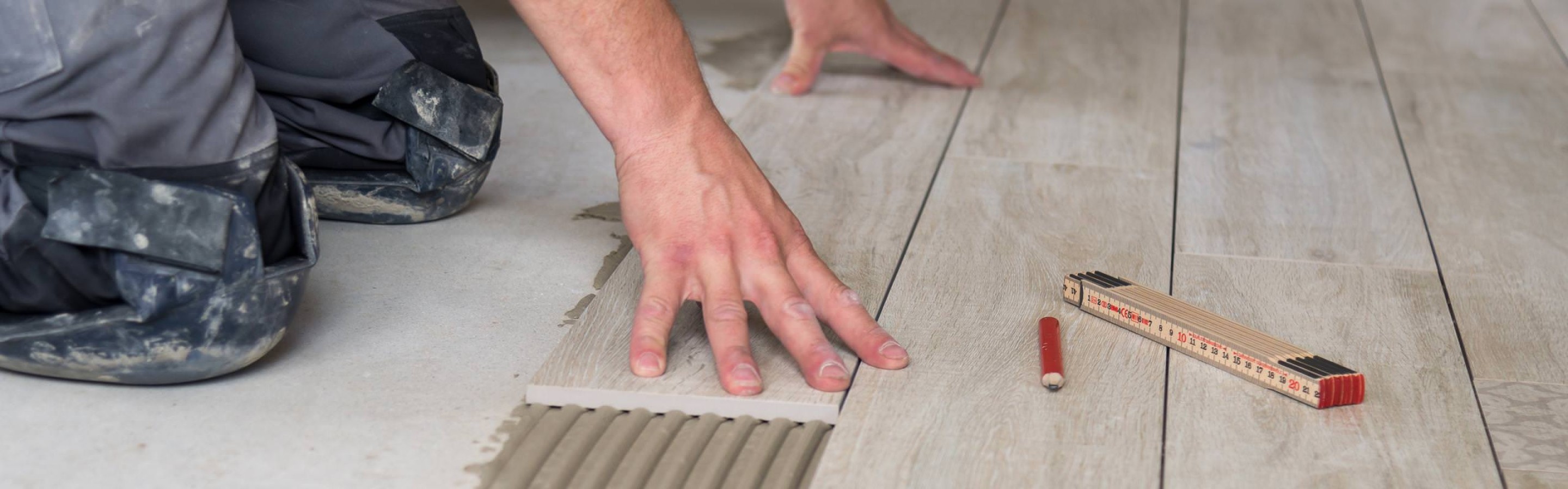Einlegen von Boden-Platten mit Holzoptik in EFH Wohnzimmer in Wallbach